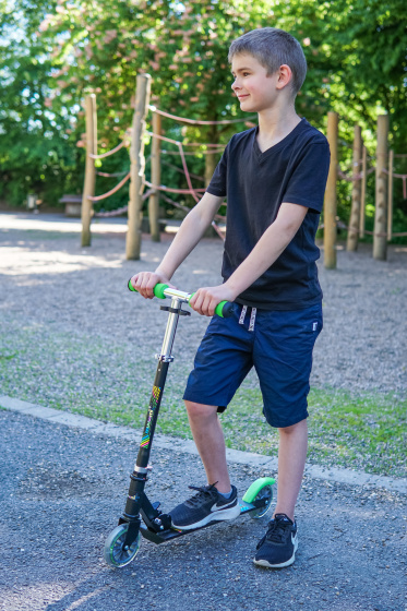 Muuwmi Neon 2-wiel Kinderstep LED Opvouwbaar Voetrem Zwart/Groen